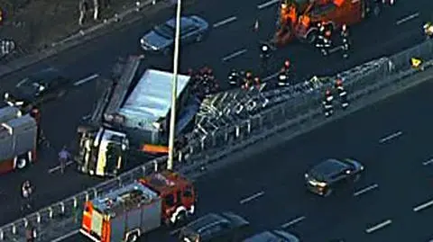 Wywrócona ciężarówka zablokowała Warszawę