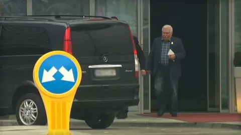 Były prezydent wychodzi z warszawskiego lotniska