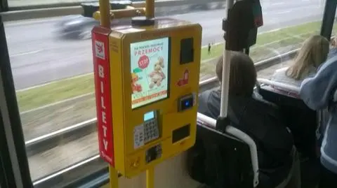 Biletomaty są dla tych, co bilet już mają. 
"Niech pan wysiada, bo będzie mandat!"