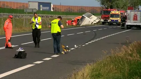 Autokar na boku w rowie. Dwie ofiary śmiertelne