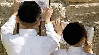 Członek Knesetu zapowiedział, że w przypadku zakazu obrzezania ten religijny rytuał będzie przeprowadzany na terenie ambasad