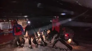 Goprowcy pomogli turystom (wideo z ewakuacji turystów z Doliny Pięciu Stawów)