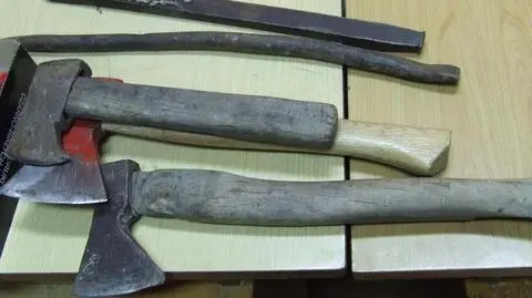 Sterroryzowali księdza siekierą. Grozi im 12 lat więzienia