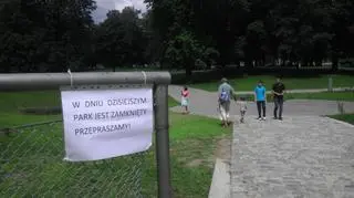 Na teren parku bez kłopotu wchodzimy przez dziedziniec