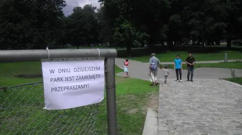Stary Browar zamknął park, a w środku nadal pełno ludzi