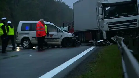 Samochód osobowy zderzył się czołowo z TIR-em. Jedna osoba nie żyje