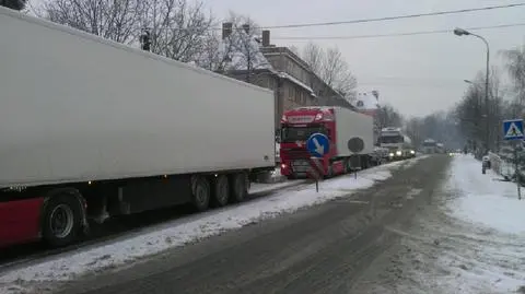 Utknęli na krajowej "3" przez śnieg i lód
