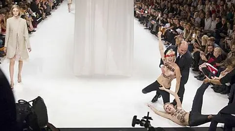 "Modelko, nie idź do burdelu". Femen na paryskim wybiegu