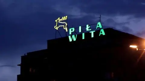 Jelonek wrócił do Piły. Kultowy neon znów świeci