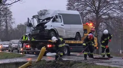 Bus uderzył w drzewo. 8 osób rannych