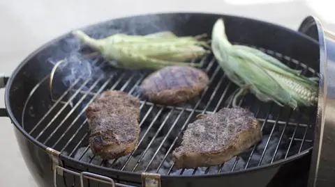 Poznaniak chce od uniwersytetu 20 tys. zł za wielkie grillowanie