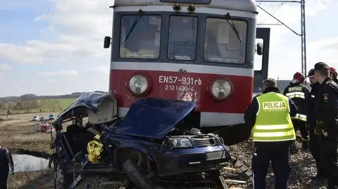 Wjechał samochodem pod rozpędzony pociąg 