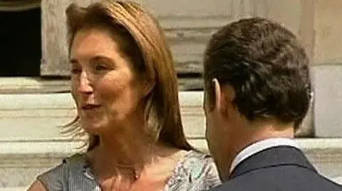 Można pisać o żonie Sarkozy'ego