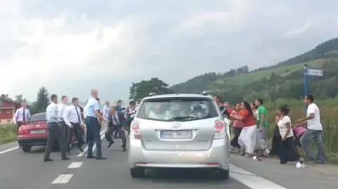 Zaczęło się od bramy weselnej, skończyło na bijatyce i zablokowanej drodze