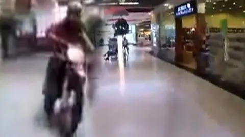 Tarnów. Szalał na motocyklu w galerii. Prokurator chce umorzenia