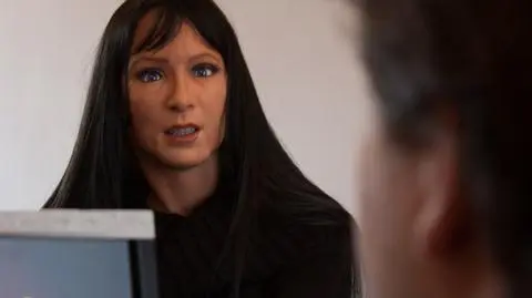 32 silniczki i jest radość. Robot naśladuje ludzką mimikę