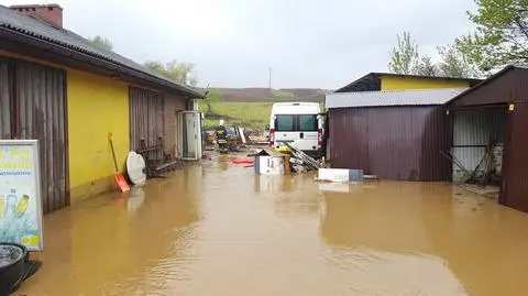 Będzin. Błoto zsunęło się ze wzgórz i śmiertelnie przydusiło mężczyznę