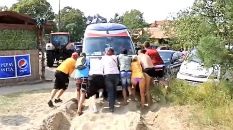 Mężczyzna zasłabł na plaży. Karetka zakopała się w piasku