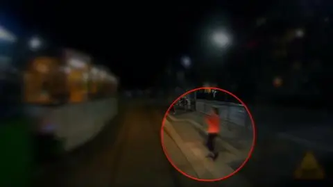 Zamiast przed siebie patrzyła w telefon. Motorniczy pokazał nagranie