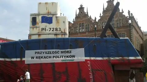 Dmuchany trawler stanął w środku miasta