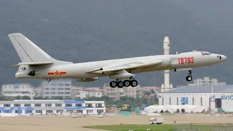 Chiny. Bombowce strategiczne H-6K coraz groźniejsze