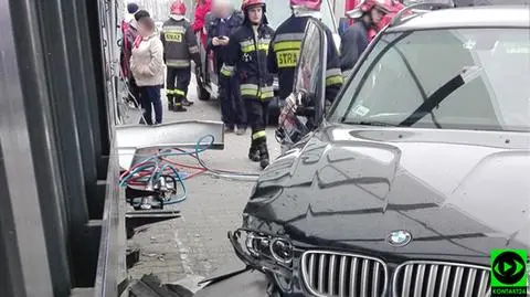 Pijany kierowca wjechał w przystanek. Ranne trzy kobiety