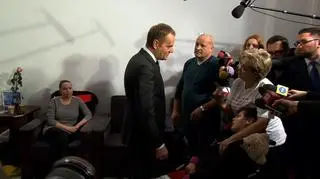 Premier kontra protestujacy rodzice 