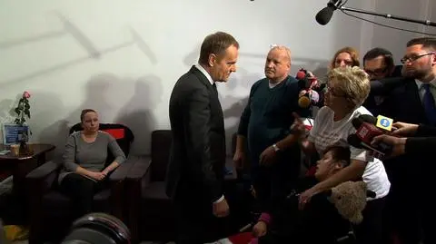 Premier kontra protestujacy rodzice 