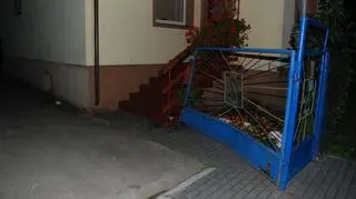 Mężczyzna staranował bramę posesji i potrącił dwie kobiety