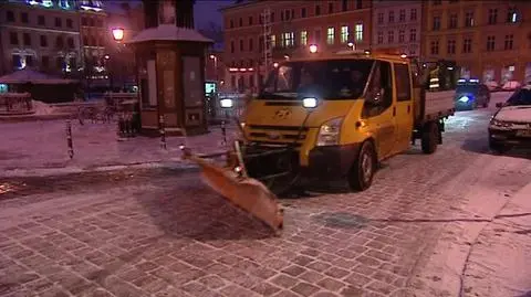 Ślisko na ulicach. Pługi i solarki w akcji