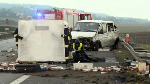 Kierowca dostawczego busa stracił panowanie nad autem. Uderzył w barierę i wyprzedzane auto