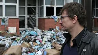 Renald Luzier przed redakcją "Charlie Hebdo" po zamachu