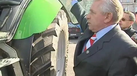 Andrzej Lepper z dużą wprawą poprowadził ciągnik