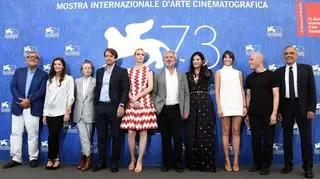 Jury konkursu głównego w Wenecji z Samem Mendesem (w środku) na czele