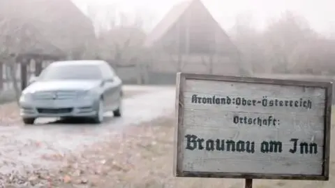 Akcja kontrowersyjnej reklamy odbywa się w Braunau am Inn, gdzie urodził się Adolf Hitler