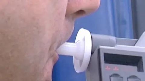 Niecodzienna kontrola autokaru. Kierowca trzeźwy, auto sprawne, pijany...