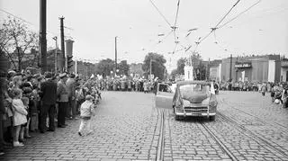 Pracownicy MTP podczas pochodu pierwszomajowego, na czele pochodu samochód marki Warszawa z makietą pawilonu nr 11 – tzw. Iglicy w 1961 r.