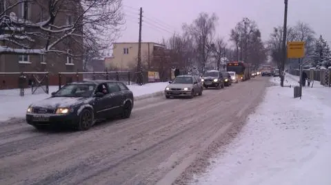 Zasypane zwrotnice, auta toczą się po śniegu 