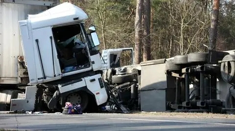 Wznowiono ruch na krajowej "24" po zderzeniu dwóch tirów 