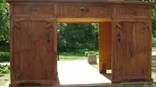 Biurko ma trzy metry wysokości