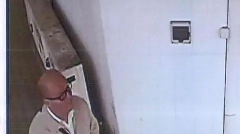 "Podawał się za policjanta". Nagrał go monitoring