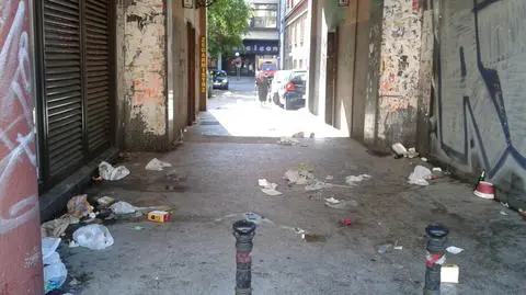 Śmieci zalały Wrocław wokół strefy kibica