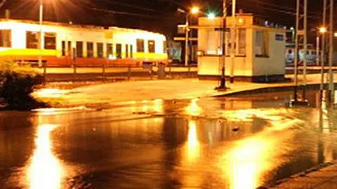 Strażacy walczą z wodą