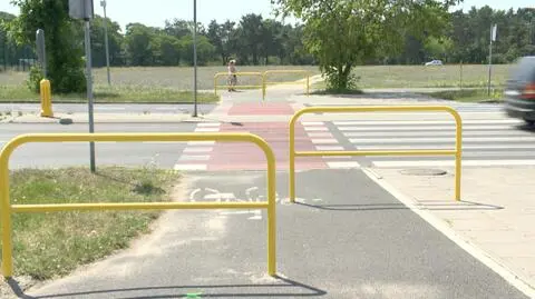 Toruń. Po wypadkach urzędnicy postawili barierki na ścieżce rowerowej