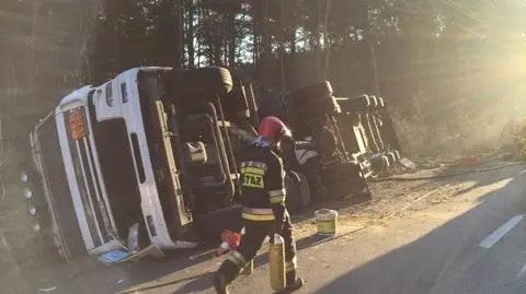 Sosnowiec: cysterna pełna propan-butanu wpadła do rowu