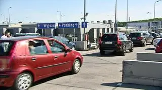 Kobieta zostawiła auto na jednym z parkingów (zdjęcie ilustracyjne)