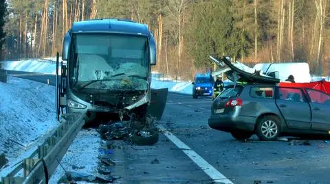 Wypadek autobusu z dziećmi w Kabikiejmach w woj. warmińsko-mazurskim