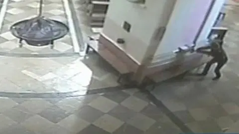 Świętokrzyskie. Złodziej zabrał pieniądze z kościelnej skarbonki