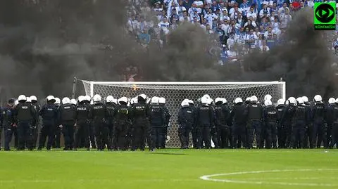 Rzucali race, wdarli się na murawę. Po skandalu w Poznaniu policjanci nikogo nie zatrzymali