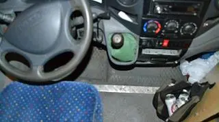 Przy fotelu leżała torba z puszkami piwa 